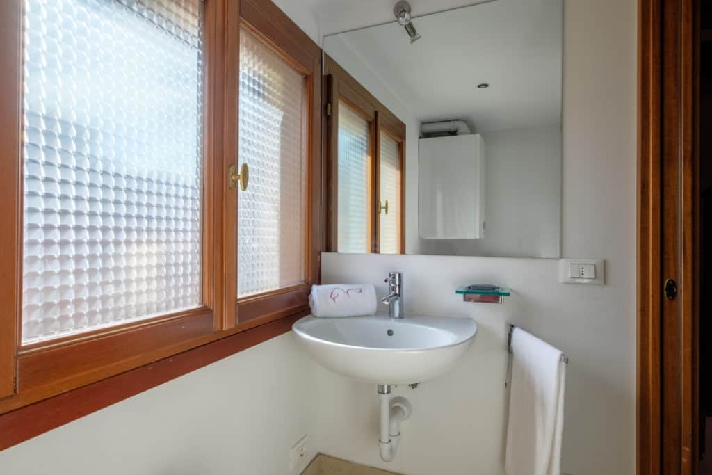 Right view of the luminous small bathroom - The Lion's 4 Apartment Right view of the luminous small bathroom - The Lion's 4 Apartment