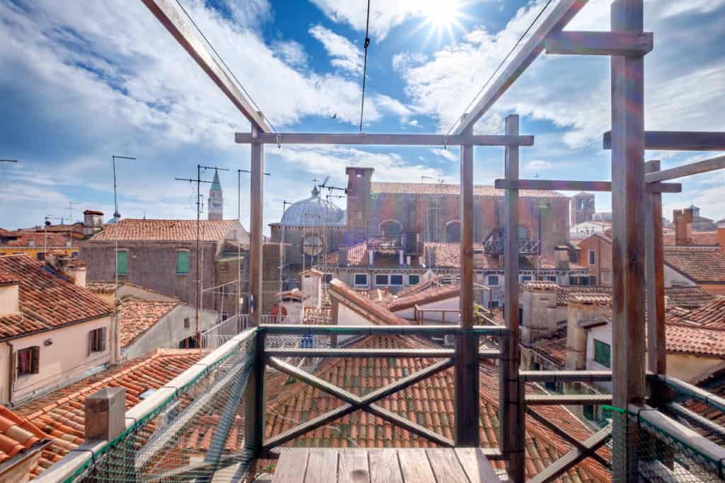 Left view of the small terrace with panoramic view of the Venetian roofs - The Lion's 4 Apartment Left view of the small terrace with panoramic view of the Venetian roofs - The Lion's 4 Apartment