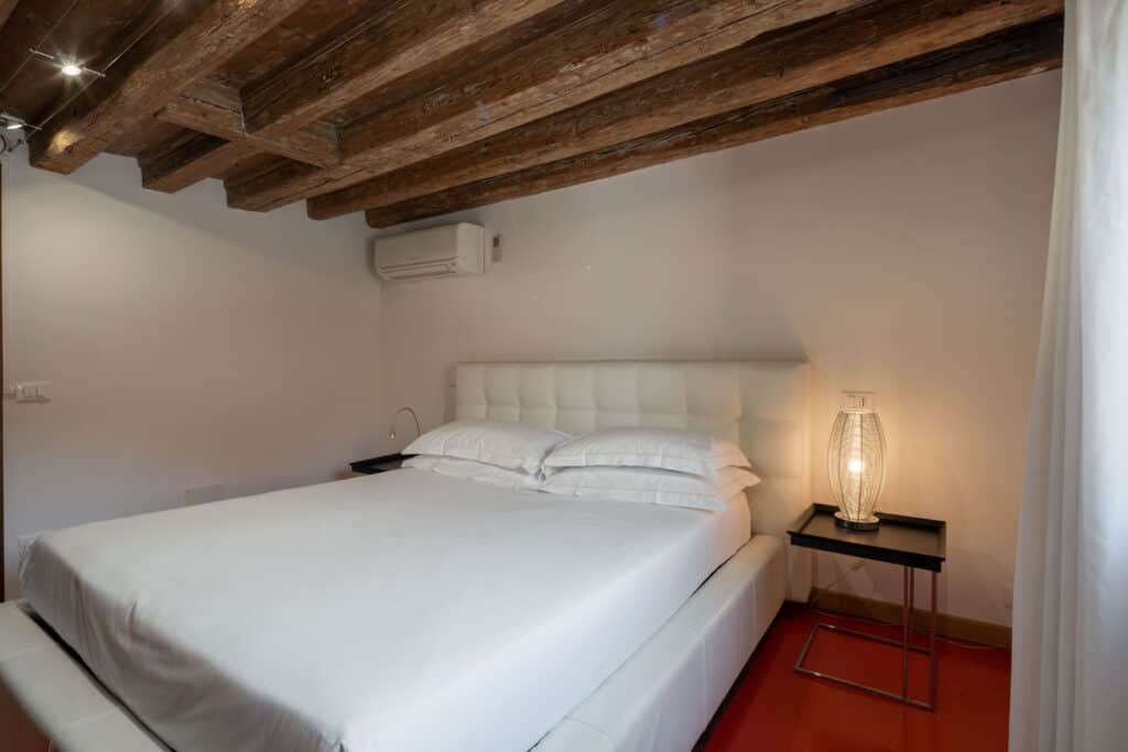 bedroom with double bed front view - Lions 4 Apartment bedroom with double bed front view - Lions 4 Apartment
