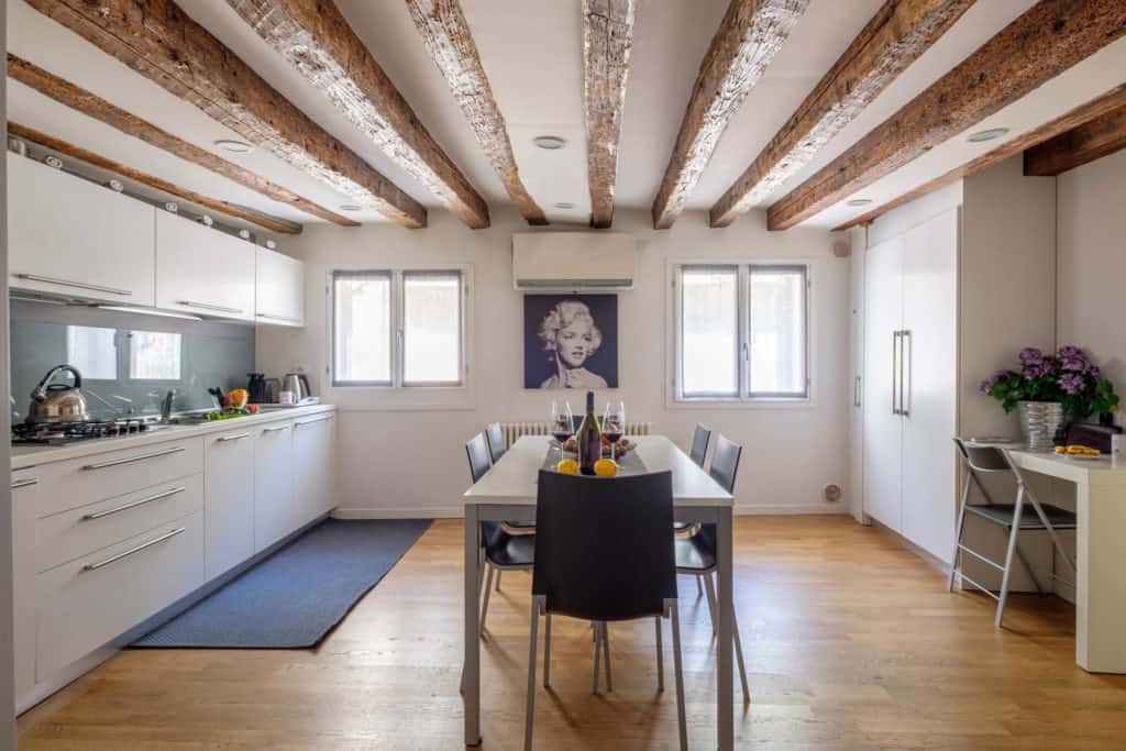 Large open air kitchen and dining room with modern furnishing - The Lion's 5 Apartment Large open air kitchen and dining room with modern furnishing - The Lion's 5 Apartment