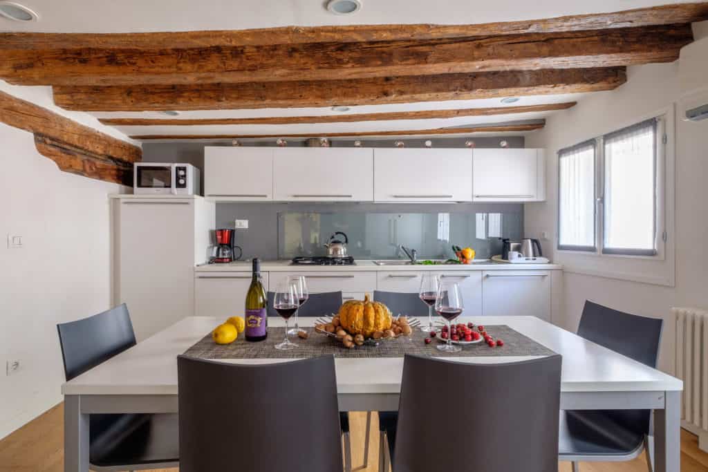 Kitchen and dining room with modern furnishing - The Lion's 5 Apartment Kitchen and dining room with modern furnishing - The Lion's 5 Apartment