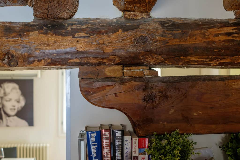 Exposed beams detail - The Lion's 5 Apartment Exposed beams detail - The Lion's 5 Apartment