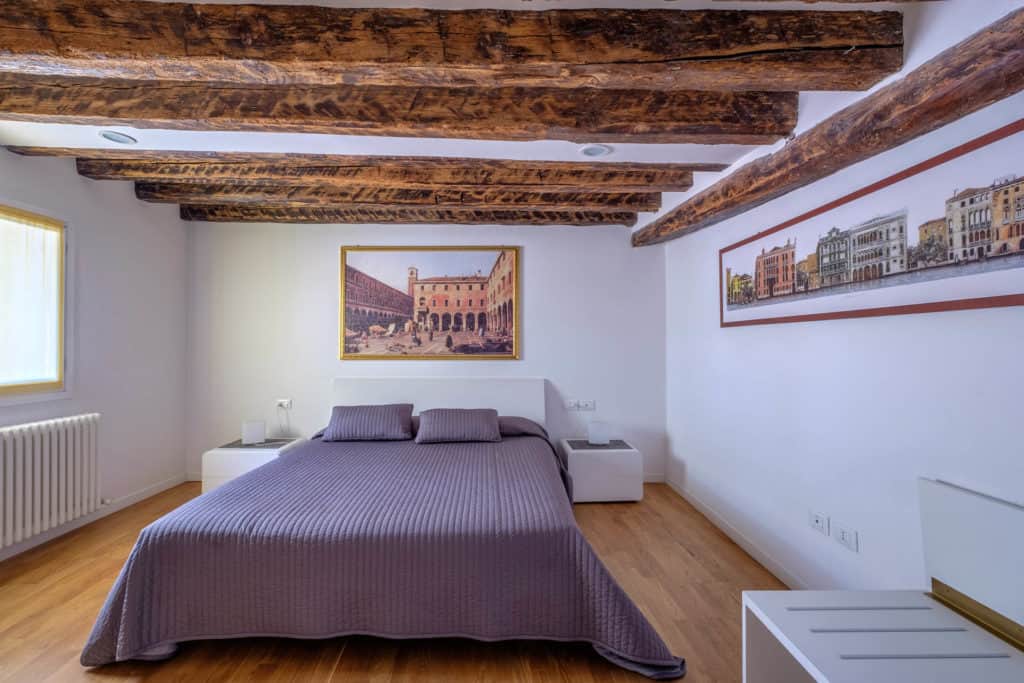 Large master bedroom with exposed beams - The Lion's 5 Apartment Large master bedroom with exposed beams - The Lion's 5 Apartment