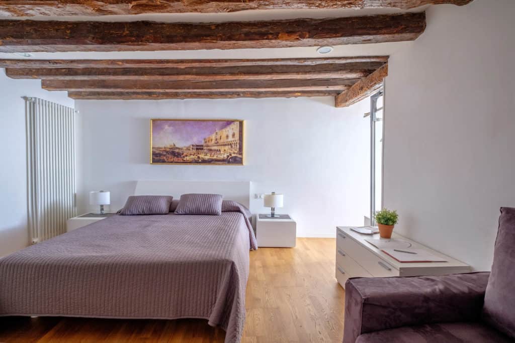 Luminous master bedroom with exposed beams and sofa - The Lion's 5 Apartment Luminous master bedroom with exposed beams and sofa - The Lion's 5 Apartment