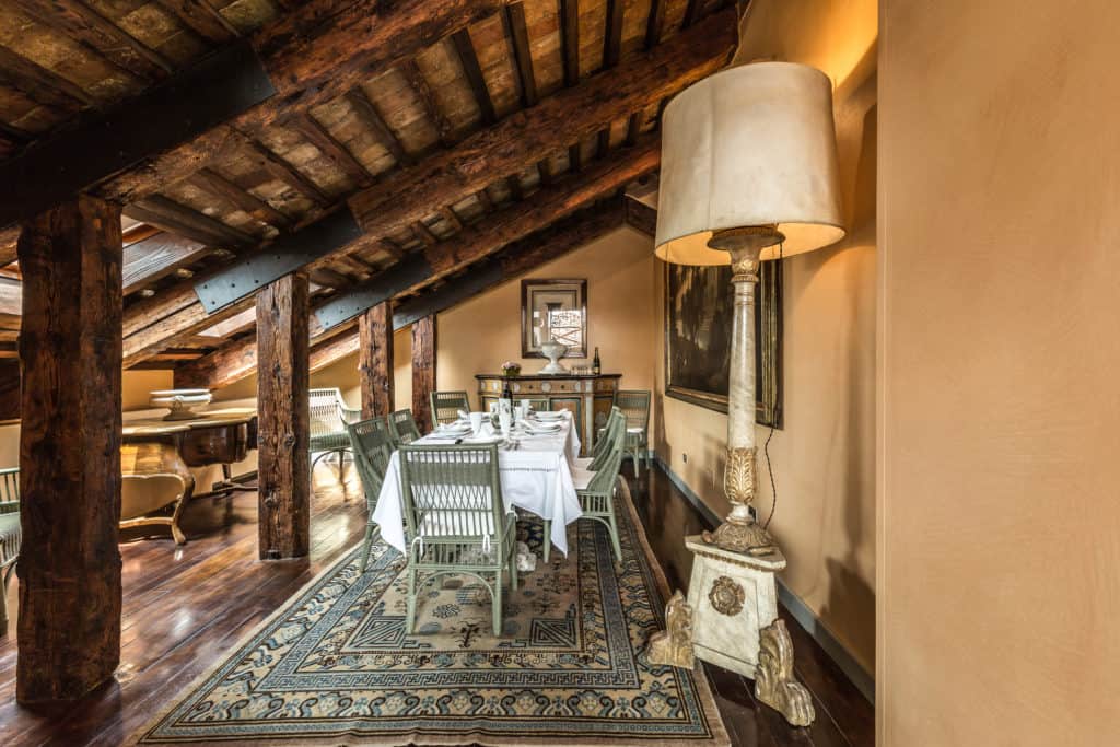 Small dining area with vintage furnishing and exposed beams - The Venetian Penthouse Apartment Small dining area with vintage furnishing and exposed beams - The Venetian Penthouse Apartment