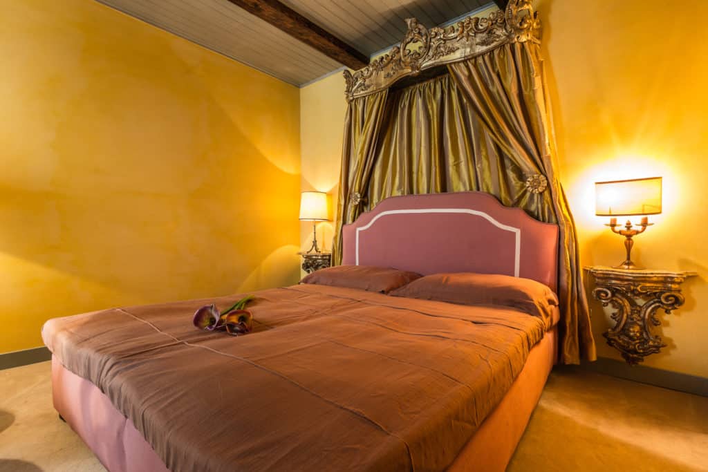 Large double bedroom with vintage furnishing - The Venetian Penthouse Apartment Large double bedroom with vintage furnishing - The Venetian Penthouse Apartment