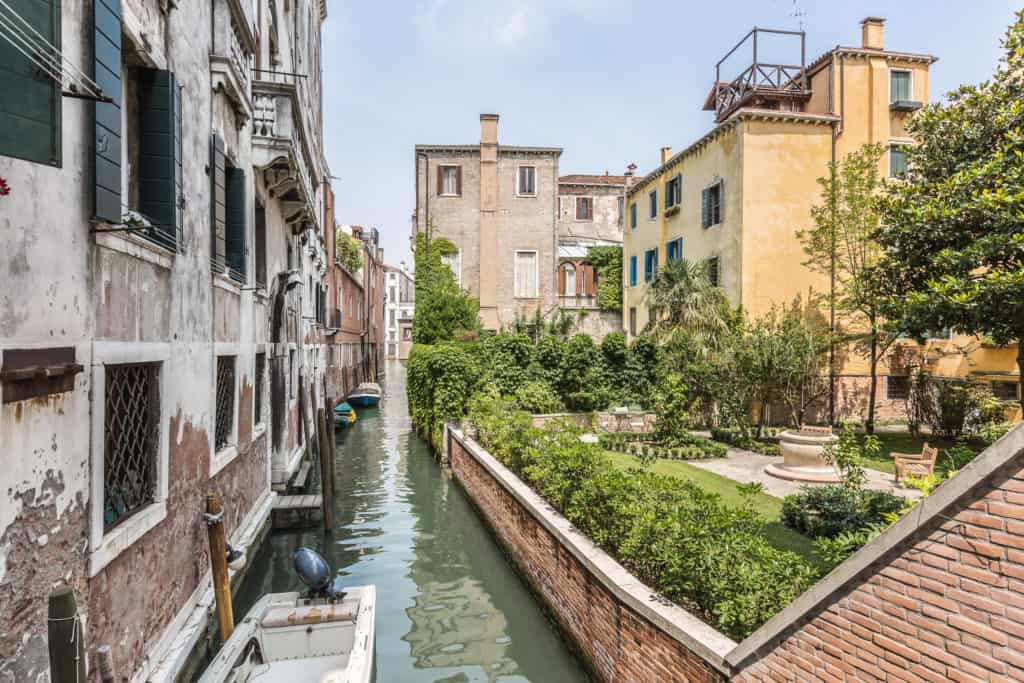 Street view with garden - The Venetian Penthouse Apartment Street view with garden - The Venetian Penthouse Apartment