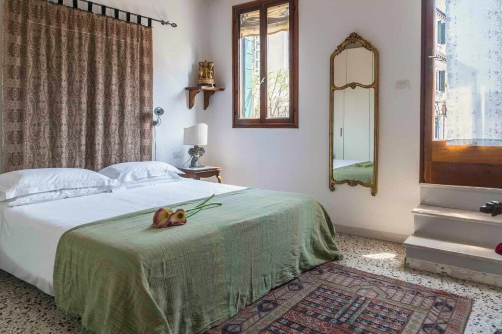 Luminous master bedroom with door on the terrace - Three Terraces Apartment Luminous master bedroom with door on the terrace - Three Terraces Apartment