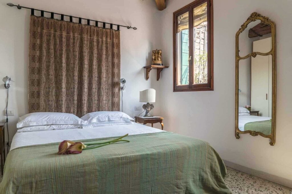 Luminous master bedroom with vintage furnishing - Three Terraces Apartment Luminous master bedroom with vintage furnishing - Three Terraces Apartment