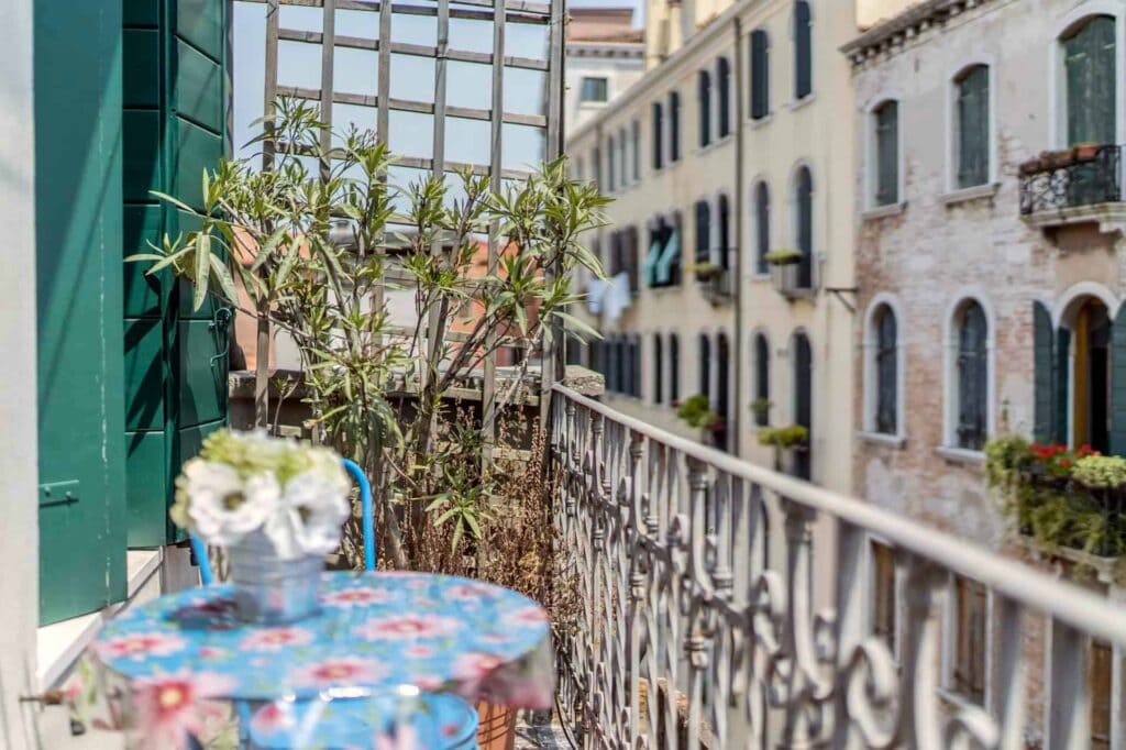 Left view of the small terrace with coffee table and view on the Venetian palaces - Three Terraces Apartment Left view of the small terrace with coffee table and view on the Venetian palaces - Three Terraces Apartment