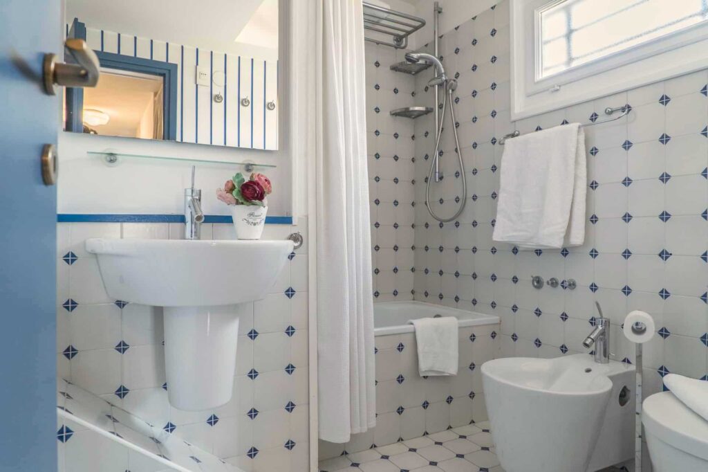Small bathroom with tub - Three Terraces Apartment Small bathroom with tub - Three Terraces Apartment