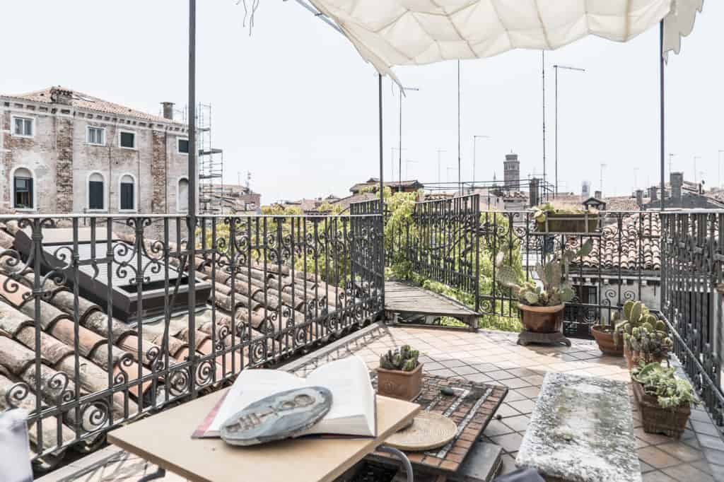 Left view of the terrace with coffee table and view on the Venetian palaces - Three Terraces Apartment Left view of the terrace with coffee table and view on the Venetian palaces - Three Terraces Apartment