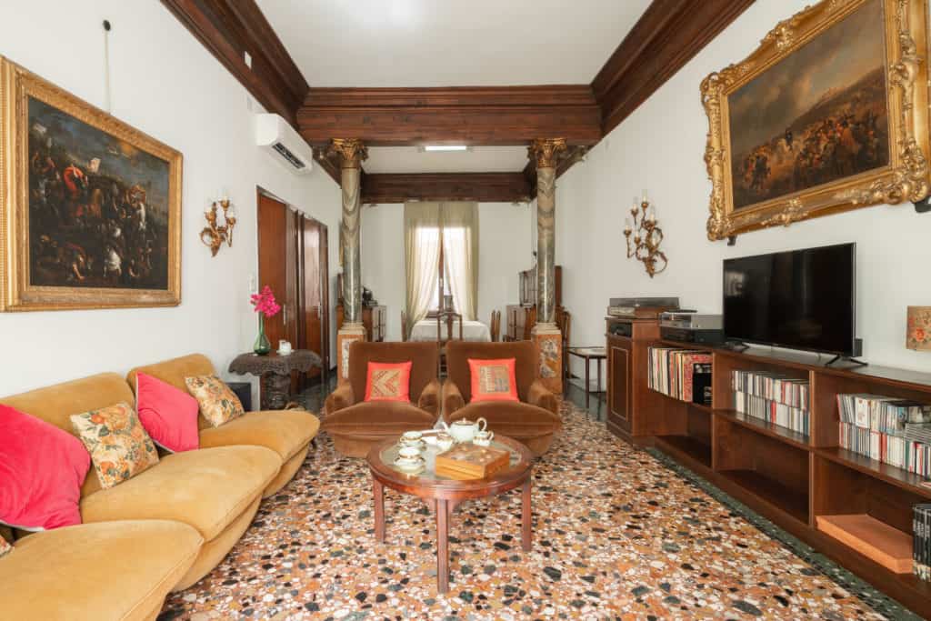 Large living room with vintage furnishing - Accademia 2 Apartmen Large living room with vintage furnishing - Accademia 2 Apartment