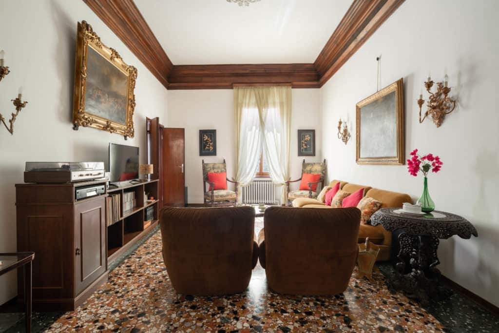 Luminous living room with vintage furnishing - Accademia 2 Apart Luminous living room with vintage furnishing - Accademia 2 Apartment