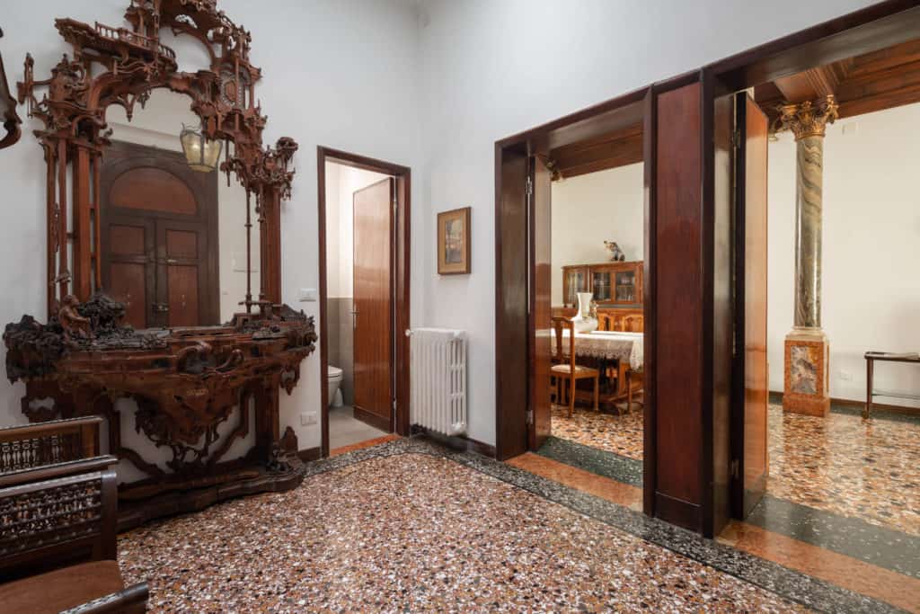 Hallway with antique furnishing - Accademia 2 Apartment Hallway with antique furnishing - Accademia 2 Apartment