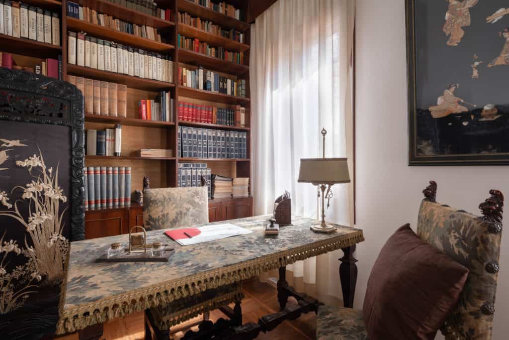 Right view of the studio with antique library and desk - Accadem Right view of the studio with antique library and desk - Accademia 2 Apartment