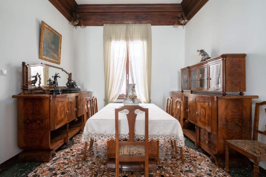 Large dining room with antique furnishing - Accademia 2 Apartmen Large dining room with antique furnishing - Accademia 2 Apartment