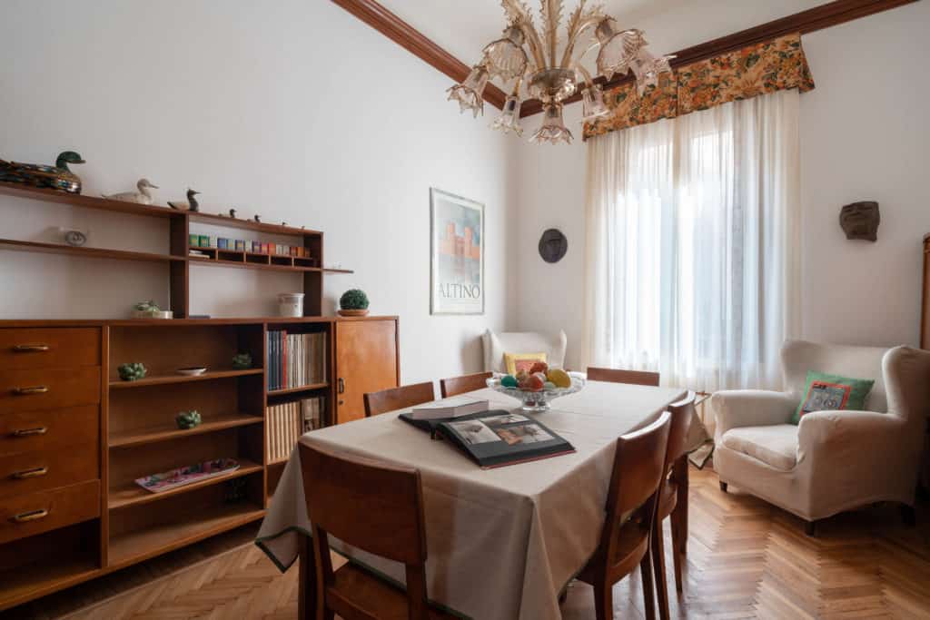 Left view of the luminous dining room - Accademia 2 Apartment Left view of the luminous dining room - Accademia 2 Apartment