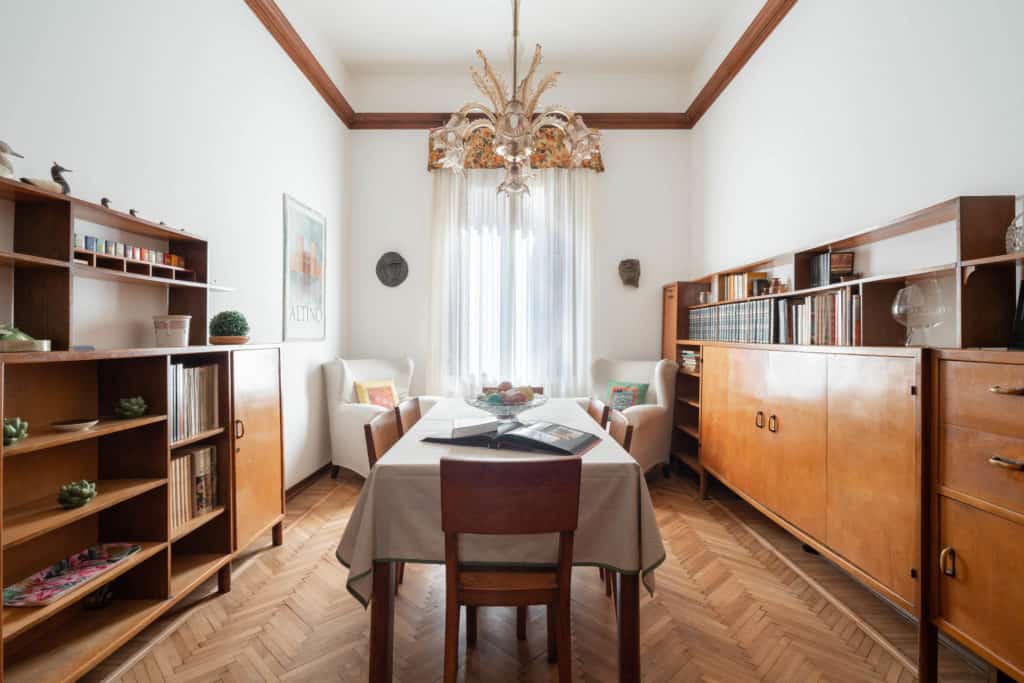 Luminous dining room with vintage furnishing - Accademia 2 Apart Luminous dining room with vintage furnishing - Accademia 2 Apartment