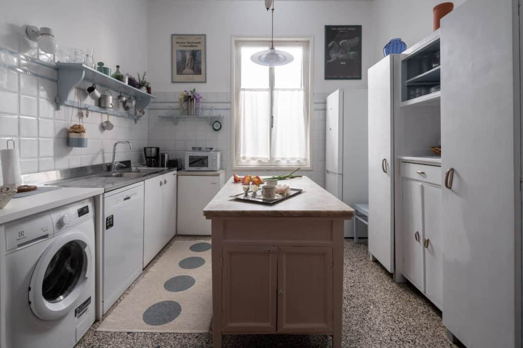 Large kitchen with marbled counter and washing machine - Accadem Large kitchen with marbled counter and washing machine - Accademia 2 Apartment