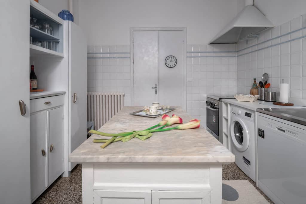 Large kitchen with marbled counter and washing machine - Accadem Large kitchen with marbled counter and washing machine - Accademia 2 Apartment