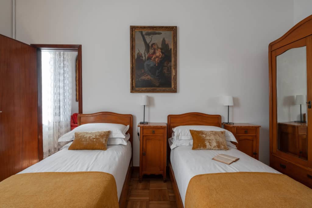 Large double bedroom with vintage furnishing - Accademia 2 Apart Large double bedroom with vintage furnishing - Accademia 2 Apartment