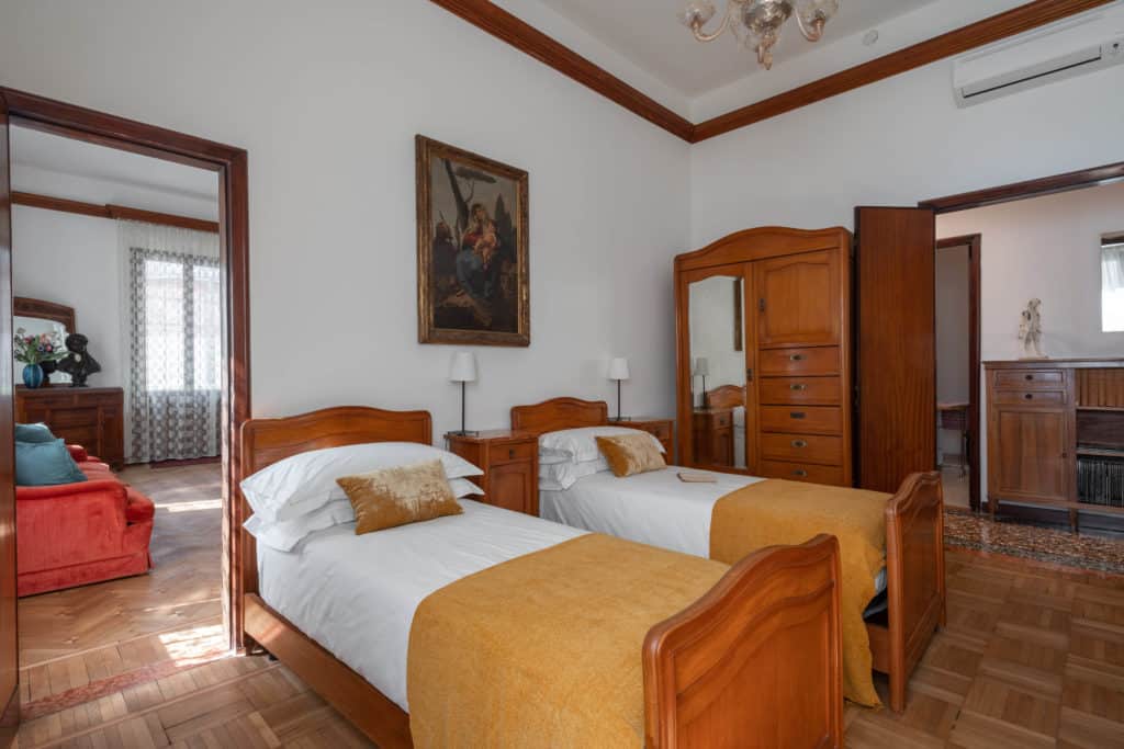 Right view of the large double bedroom with vintage furnishing - Right view of the large double bedroom with vintage furnishing - Accademia 2 Apartment