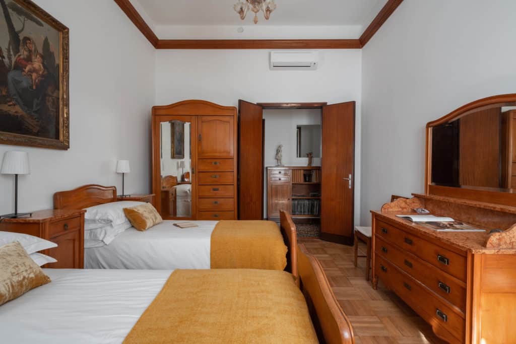Right view of the large double bedroom with vintage furnishing - Right view of the large double bedroom with vintage furnishing - Accademia 2 Apartment