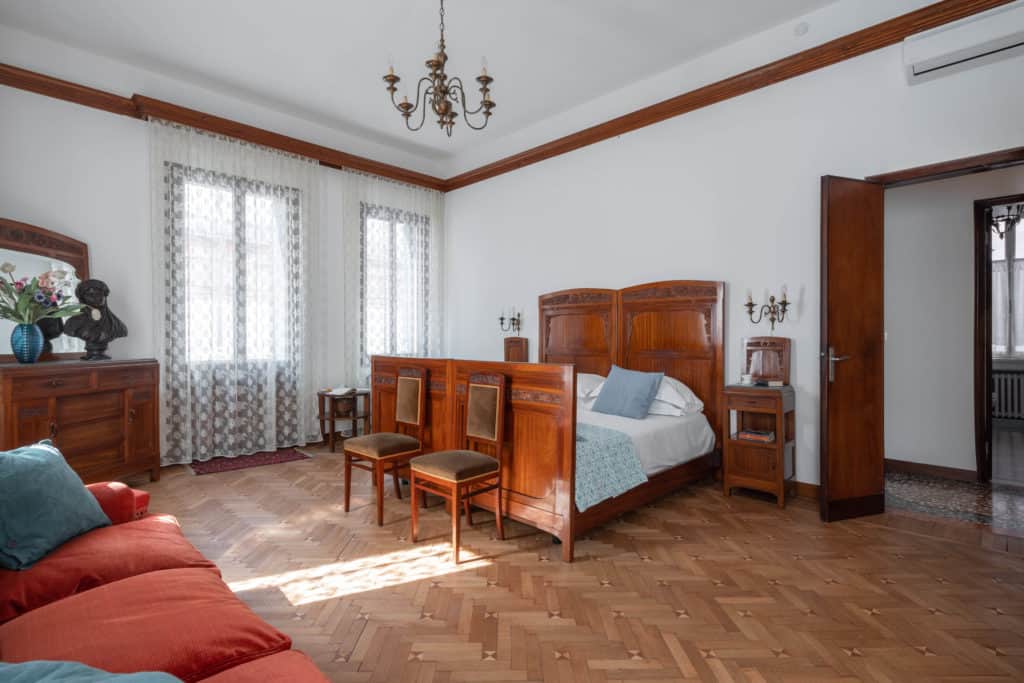 Large master bedroom with sofa and vintage furnishing - Accademi Large master bedroom with sofa and vintage furnishing - Accademia 2 Apartment