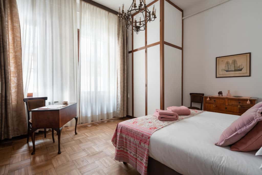 Small master bedroom with small vintage desk - Accademia 2 Apart Small master bedroom with small vintage desk - Accademia 2 Apartment