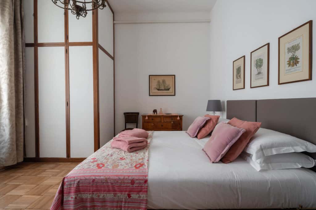 Left view of the small master bedroom - Accademia 2 Apartment Left view of the small master bedroom - Accademia 2 Apartment