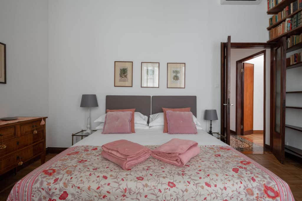 Detail of the master bedroom - Accademia 2 Apartment Detail of the master bedroom - Accademia 2 Apartment