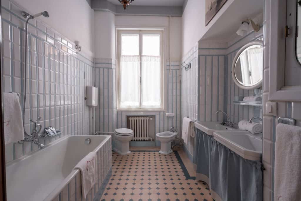 Large bathroom with bath tub and vintage furnishing - Accademia Large bathroom with bath tub and vintage furnishing - Accademia 2 Apartment