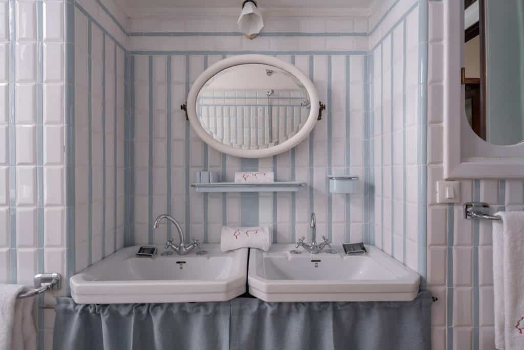 Detail of the two vintage sinks - Accademia 2 Apartment Detail of the two vintage sinks - Accademia 2 Apartment