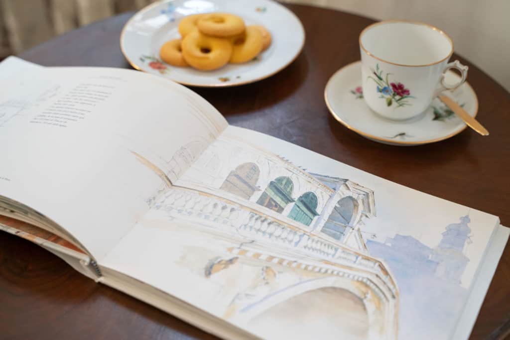 Breakfast table with a sketchbook with Rialto - Rental Apartment in Venice