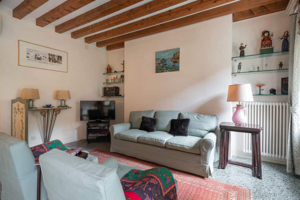 Right view of the luminous living room with vintage furnishing a