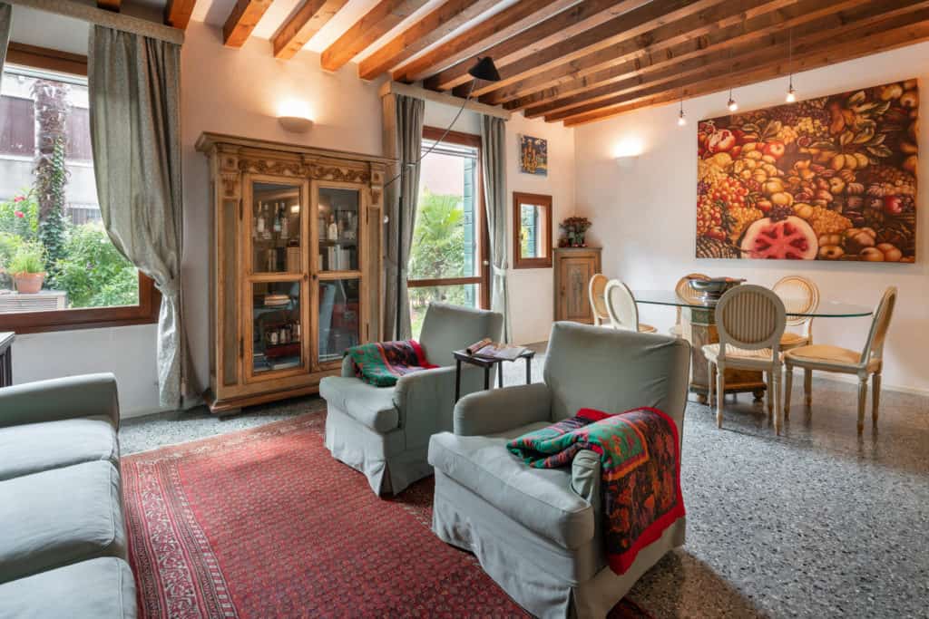 Right view of the living room with vintage furnishing and expose