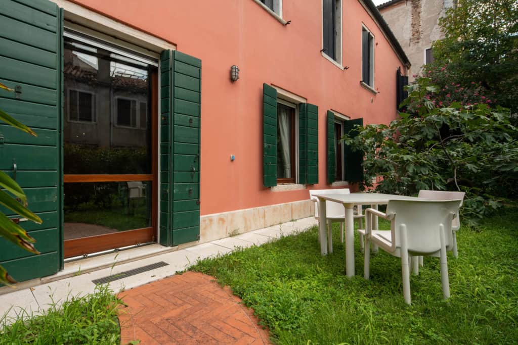 Right view of the exit door of the small garden - Garden Apartme