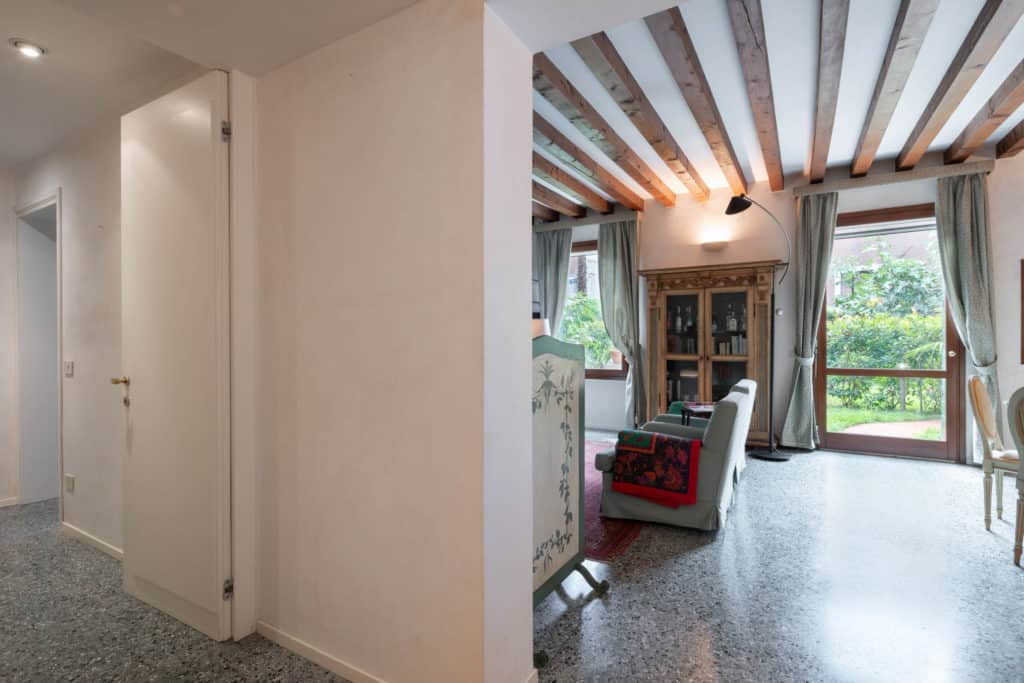 Large hallway with entrance to the living room - Garden Apartmen