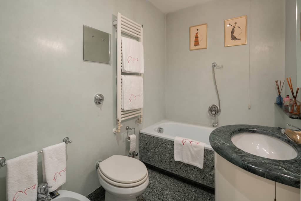 Left view of the small bathroom with marbled sink and tub - Gard