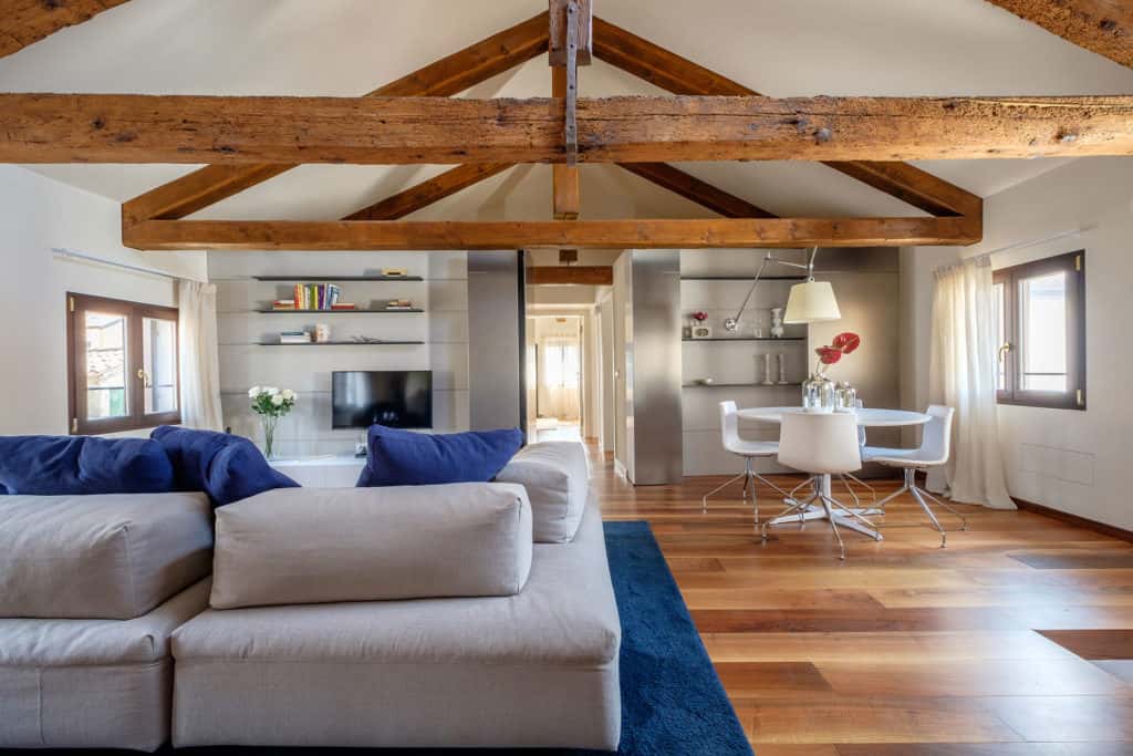 Modern Venetian room with wooden floor and minimal design - Elegant Apartment in Venice