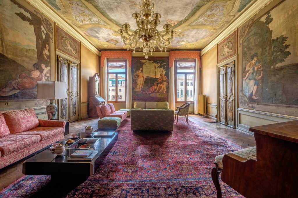 Venetian Lounge with frescos and a chandelier - Luxury Apartment in Venice