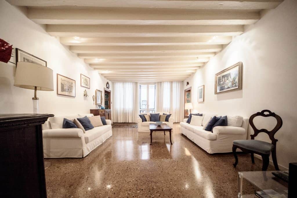 Luminous living room with ancient Venetian furnishing and white sofas - Accademia Terrazza Apartment