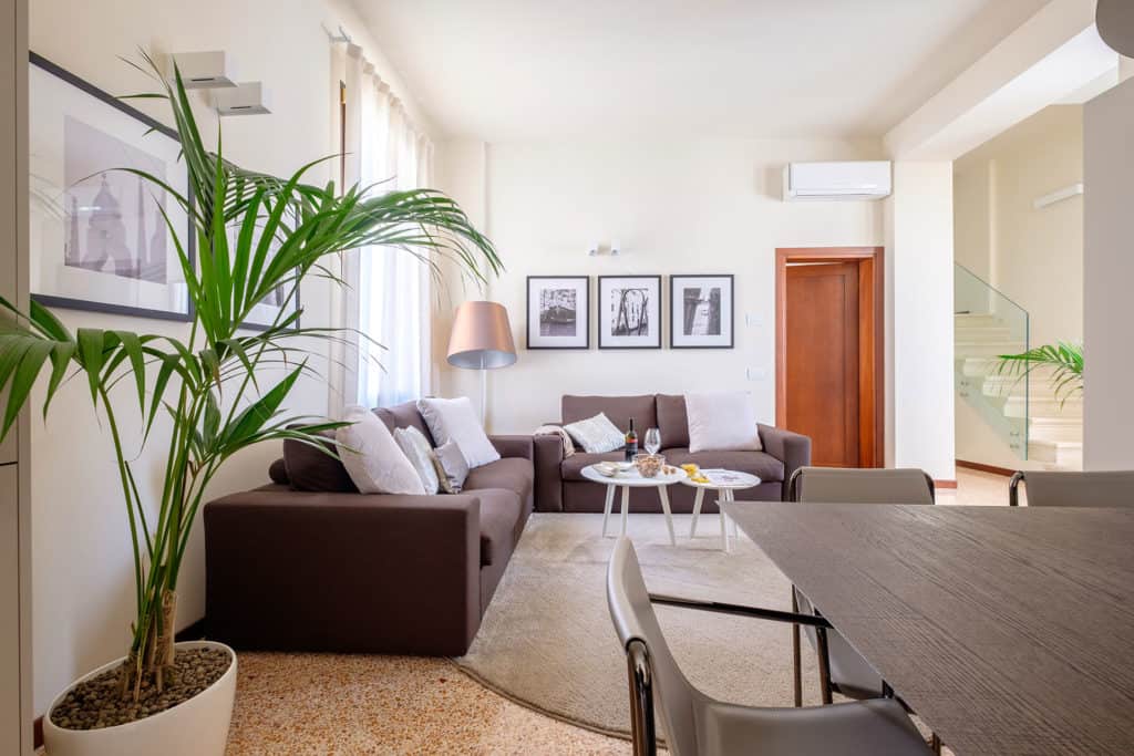 Luminous living room with two sofas - Ca' Garzoni Moro - Salina Apartment