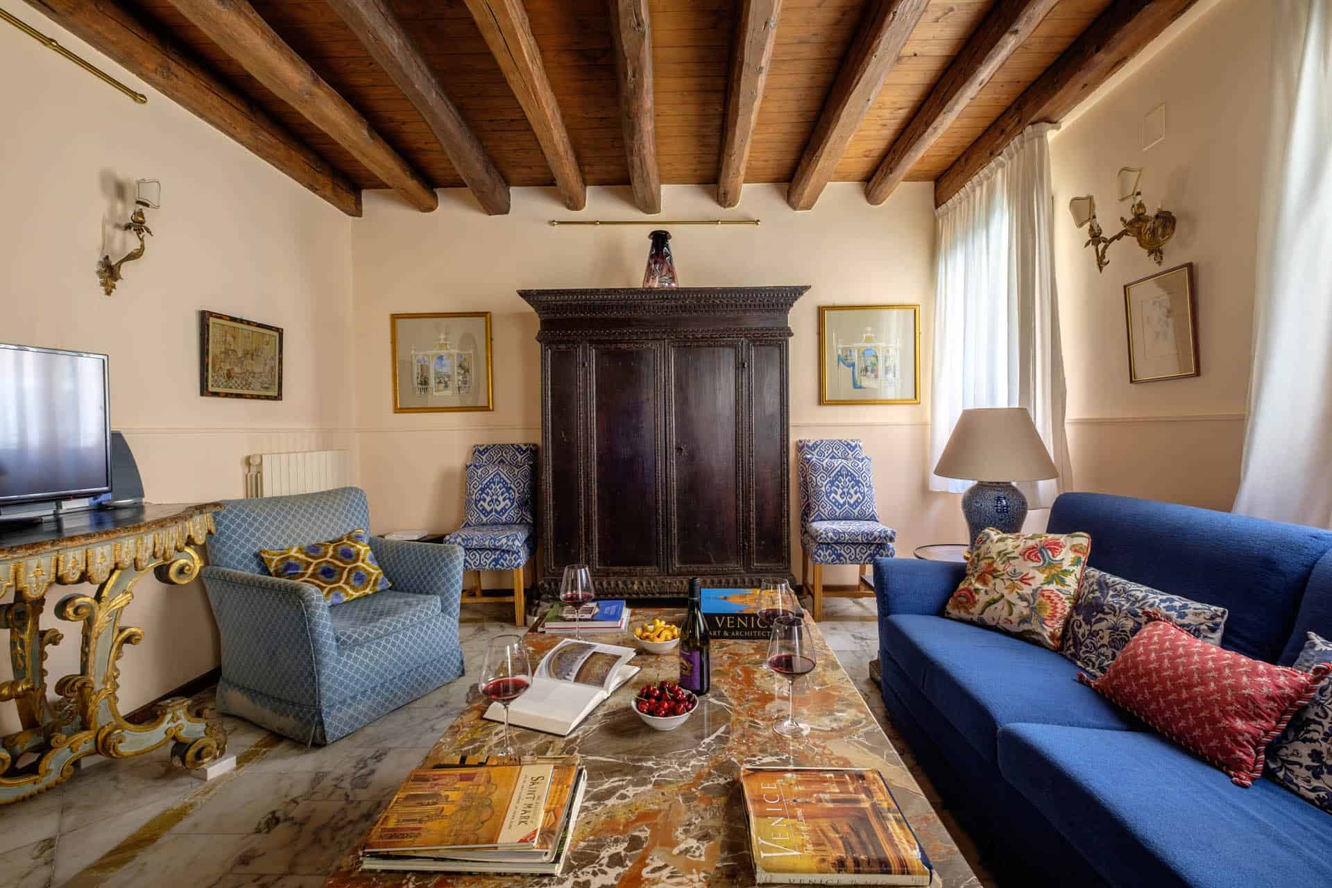 Large living room with antique Venetian furnishing and exposed beams - Casa dell'Albero Apartment