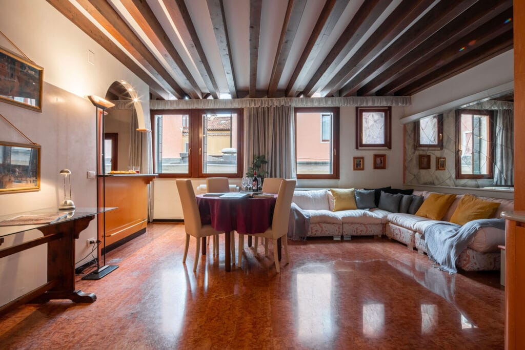 Sapcious_living_room - Klimt_House_Apartment