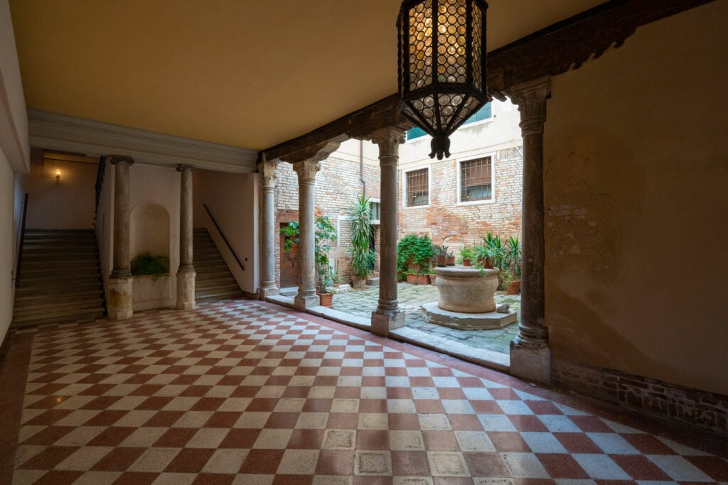 Entrance details - Ca' Longo Palace Damasco
